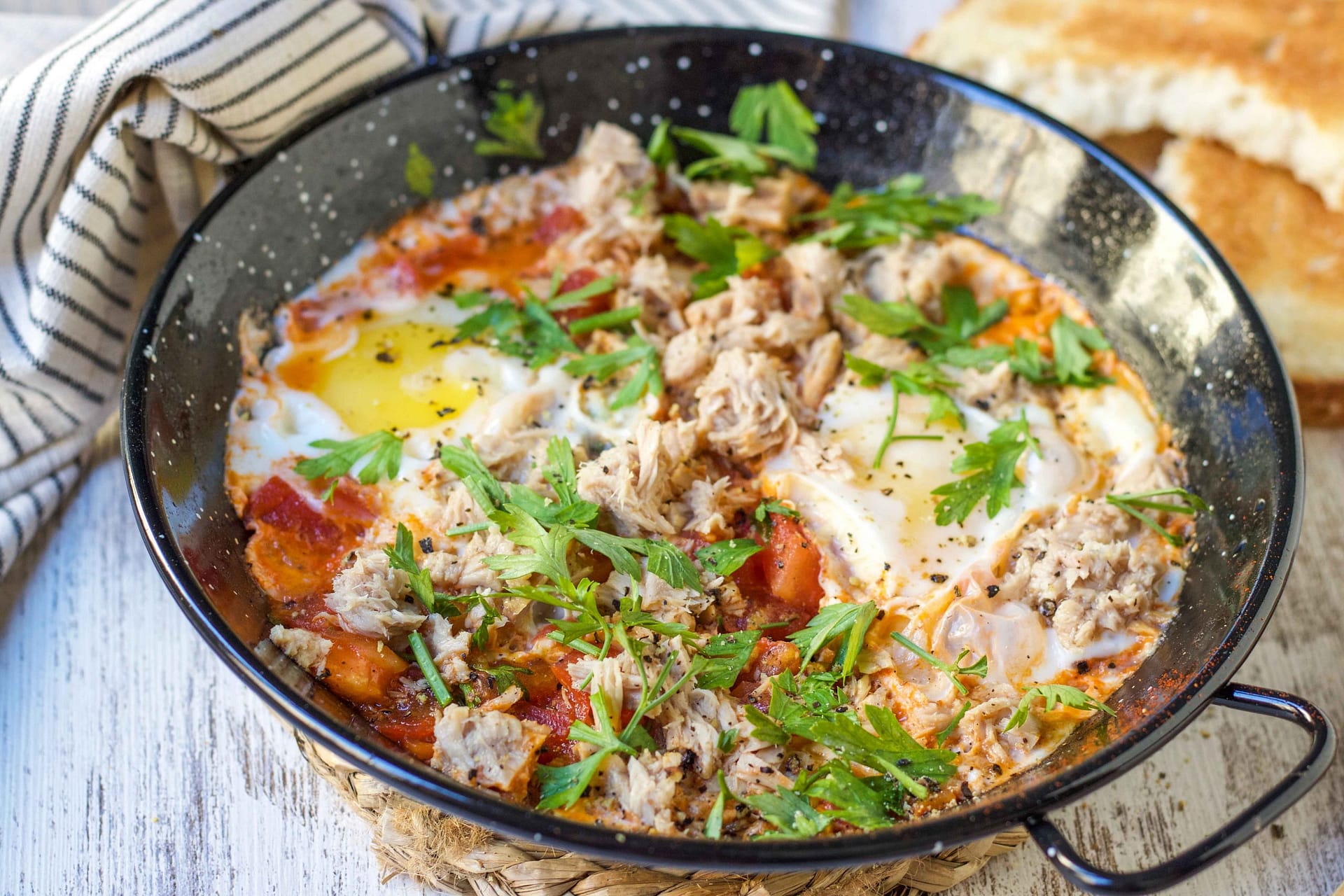 EGGS FRIED ON TOMATOES WITH TUNA – Active-Rest